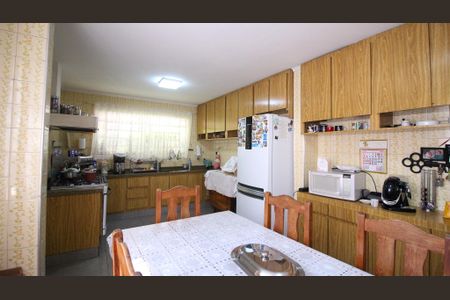 Casa à venda com 200m², 4 quartos e 2 vagas