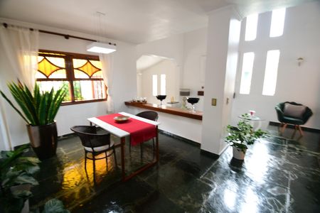 Casa para alugar com 290m², 5 quartos e 4 vagasSala