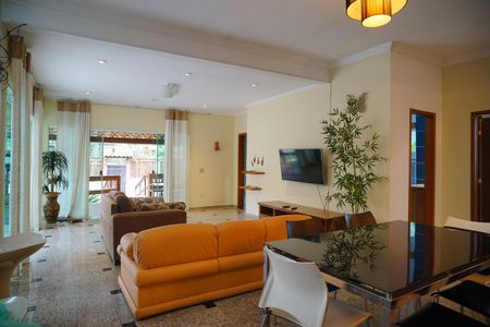 Casa para alugar com 360m², 4 quartos e 3 vagasSala