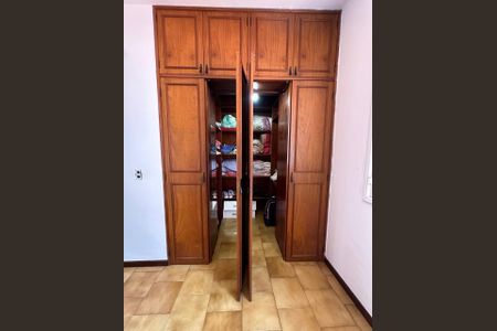 Casa de condomínio à venda com 460m², 4 quartos e 4 vagasCloset