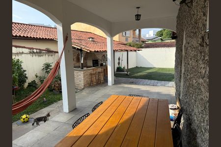 Casa de condomínio à venda com 460m², 4 quartos e 4 vagasQuintal