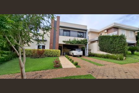 Casa de condomínio para alugar com 260m², 3 quartos e 4 vagas Casa de condomínio para alugar com 260m², 3 quartos e 4 vagasFachada