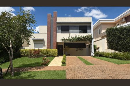 Casa de condomínio para alugar com 260m², 3 quartos e 4 vagasFachada