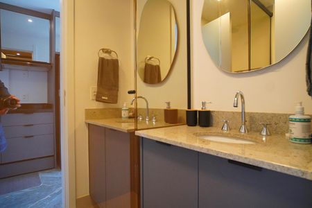Banheiro  de kitnet/studio à venda com 1 quarto, 36m² em Passo D’areia, Porto Alegre