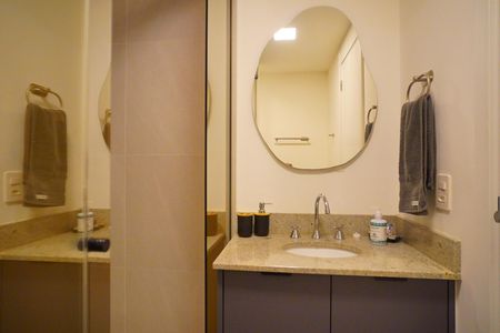 Banheiro  de kitnet/studio à venda com 1 quarto, 36m² em Passo D’areia, Porto Alegre