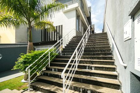 Casa de condomínio à venda com 65m², 3 quartos e 1 vagaEscada de entrada