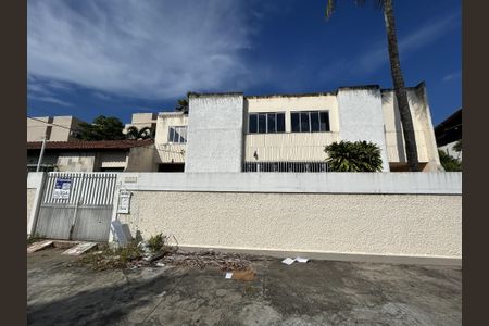 Casa para alugar com 200m², 3 quartos e 2 vagasFachada + plaquinha
