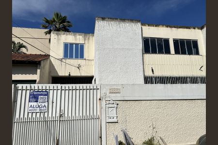 Casa para alugar com 200m², 3 quartos e 2 vagasFachada + plaquinha