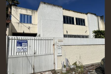 Casa para alugar com 200m², 3 quartos e 2 vagasFachada + plaquinha