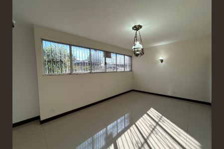 Casa para alugar com 200m², 3 quartos e 2 vagasSala