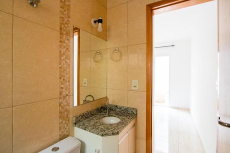 Banheiro de serviço de apartamento à venda com 3 quartos, 76m² em Vila Pires, Santo André