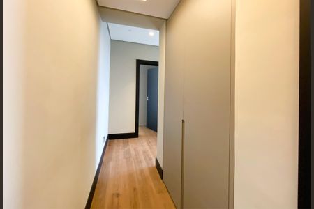 Casa de condomínio à venda com 470m², 4 quartos e 3 vagas Casa de condomínio à venda com 470m², 4 quartos e 3 vagasCorredor