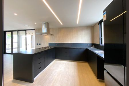 Casa de condomínio à venda com 470m², 4 quartos e 3 vagas Casa de condomínio à venda com 470m², 4 quartos e 3 vagasCozinha