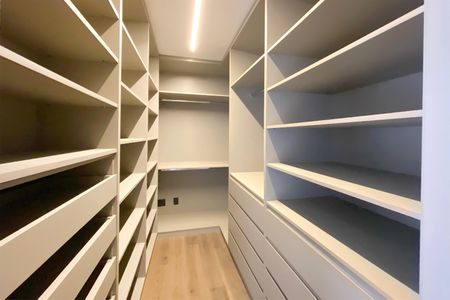 Casa de condomínio à venda com 470m², 4 quartos e 3 vagas Casa de condomínio à venda com 470m², 4 quartos e 3 vagasCloset da Suíte 1