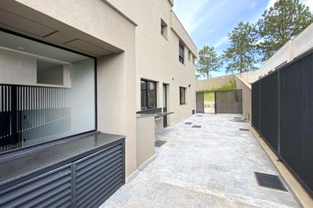 Casa de condomínio à venda com 470m², 4 quartos e 3 vagasÁrea de Serviço extrena