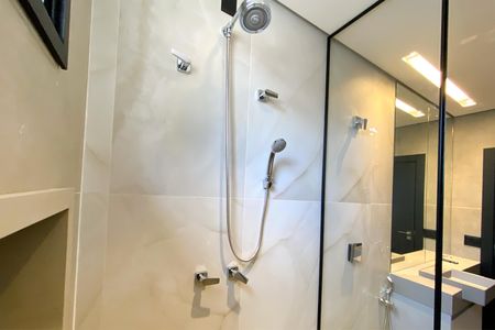 Casa de condomínio à venda com 470m², 4 quartos e 3 vagas Casa de condomínio à venda com 470m², 4 quartos e 3 vagasBanheiro da Suíte 2