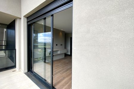 Casa de condomínio à venda com 470m², 4 quartos e 3 vagas Casa de condomínio à venda com 470m², 4 quartos e 3 vagasVaranda da Suite 1