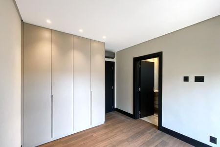 Casa de condomínio à venda com 470m², 4 quartos e 3 vagas Casa de condomínio à venda com 470m², 4 quartos e 3 vagasSuite 4