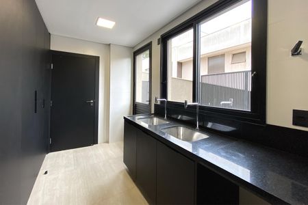 Casa de condomínio à venda com 470m², 4 quartos e 3 vagas Casa de condomínio à venda com 470m², 4 quartos e 3 vagasÁrea de Serviço