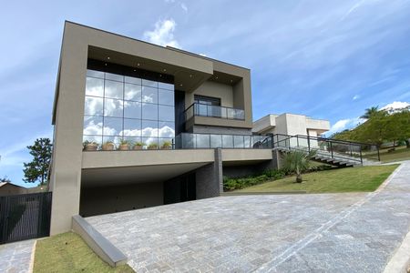 Casa de condomínio à venda com 470m², 4 quartos e 3 vagas Casa de condomínio à venda com 470m², 4 quartos e 3 vagasFachada