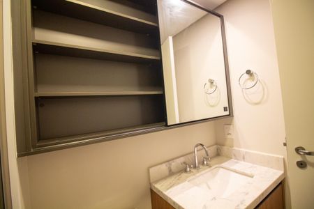 Banheiro de kitnet/studio para alugar com 1 quarto, 33m² em Vila Cordeiro, São Paulo