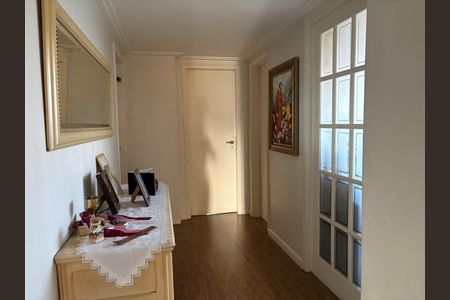 Corredor de apartamento para alugar com 3 quartos, 132m² em Vila Bertioga, São Paulo