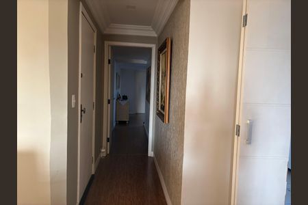 Corredor de apartamento para alugar com 3 quartos, 132m² em Vila Bertioga, São Paulo