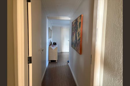 Corredor de apartamento para alugar com 3 quartos, 132m² em Vila Bertioga, São Paulo