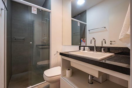 Banheiro de kitnet/studio para alugar com 1 quarto, 32m² em Pinheiros, São Paulo