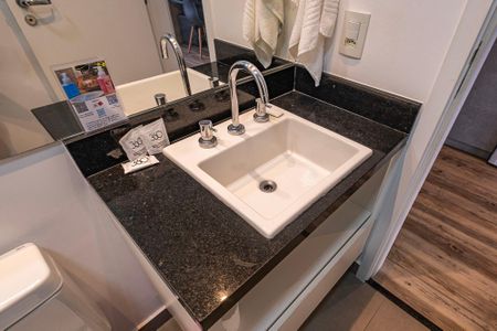 Banheiro de kitnet/studio para alugar com 1 quarto, 32m² em Pinheiros, São Paulo