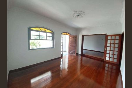 Casa para alugar com 215m², 4 quartos e 2 vagas