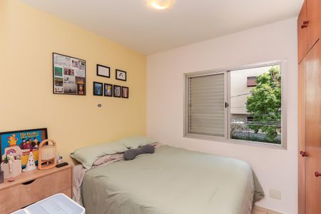 Quarto simples com cama e móveis simples, com vista para a rua. de apartamento à venda com 1 quarto, 34m² em Jardim Paulista, São Paulo