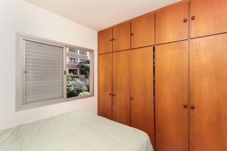 Quarto simples com cama e janela para o lado de fora, com vista para o prédio ao lado. de apartamento à venda com 1 quarto, 34m² em Jardim Paulista, São Paulo