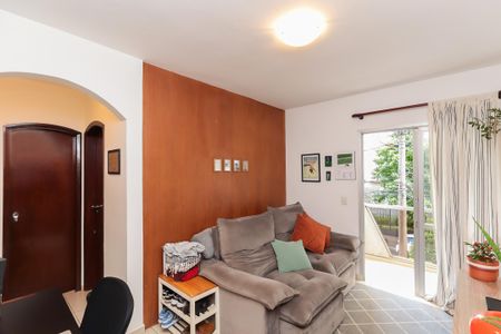 Sala de estar com sofá, mesa e porta para varanda. de apartamento à venda com 1 quarto, 34m² em Jardim Paulista, São Paulo