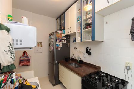 Cozinha com geladeira, fogão e móveis brancos e azuis, com utensílios e objetos de decoração. de apartamento à venda com 1 quarto, 34m² em Jardim Paulista, São Paulo