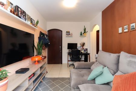 Sala de estar com sofá, TV e mesa de madeira, com decoração simples e minimalista. de apartamento à venda com 1 quarto, 34m² em Jardim Paulista, São Paulo