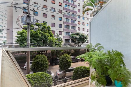 Apartamento à venda com 34m², 1 quarto e 1 vagaVista da varanda com vista para a rua e edifício ao fundo, com árvores e carros estacionados.