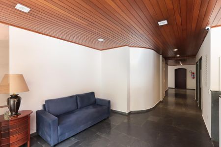 Apartamento à venda com 34m², 1 quarto e 1 vagaSala de espera com sofá azul e mesa de madeira, iluminada por lâmpadas e com piso de porcelanato.