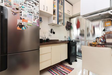 Cozinha com geladeira, fogão e móveis brancos, com uma janela grande e iluminação boa. de apartamento à venda com 1 quarto, 34m² em Jardim Paulista, São Paulo