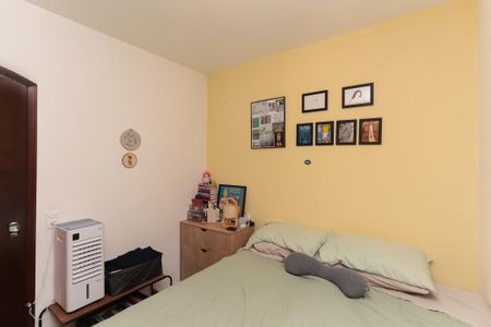 Quarto com cama simples, com móveis simples e poucos objetos de decoração. de apartamento à venda com 1 quarto, 34m² em Jardim Paulista, São Paulo