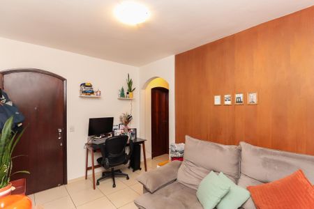 Sala de estar com sofá, mesa e cadeira, e porta de entrada. de apartamento à venda com 1 quarto, 34m² em Jardim Paulista, São Paulo