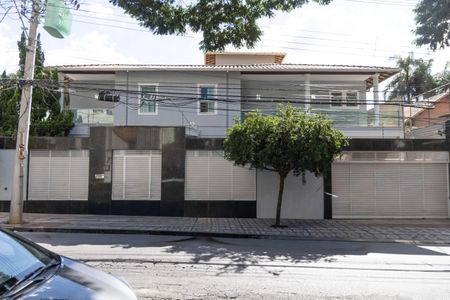Casa para alugar com 507m², 5 quartos e 3 vagasFachada