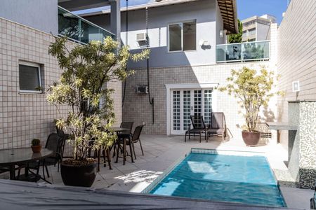 Casa para alugar com 507m², 5 quartos e 3 vagas Casa para alugar com 507m², 5 quartos e 3 vagasPiscina