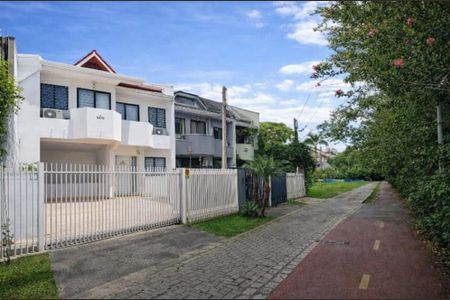 Casa para alugar com 150m², 3 quartos e 3 vagas Casa para alugar com 150m², 3 quartos e 3 vagasFachada