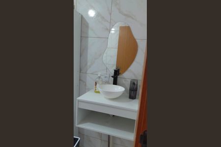 Banheiro de apartamento para alugar com 2 quartos, 41m² em Maria Paula, São Gonçalo