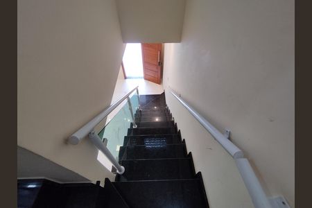 Casa à venda com 123m², 3 quartos e 3 vagas Casa à venda com 123m², 3 quartos e 3 vagasEscada