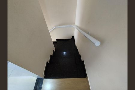 Casa à venda com 123m², 3 quartos e 3 vagas Casa à venda com 123m², 3 quartos e 3 vagasEscada