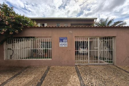 Casa à venda com 254m², 4 quartos e 4 vagasPLACA INSTALADA NA FACHADA