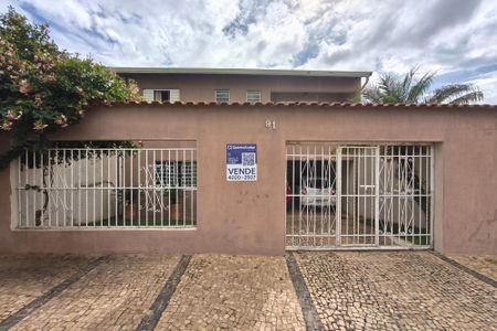 Casa à venda com 254m², 4 quartos e 4 vagasFachada