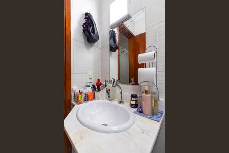 Casa à venda com 88m², 3 quartos e 2 vagasBanheiro social